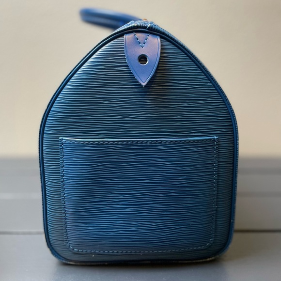 SOLD!! 🎉Louis Vuitton Speedy 30 Shoulder Bag Blue Epi Leather - Picture 9 of 15